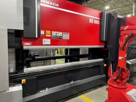 110 TON AMADA HG-1003ARS ROBOTIC BENDING CELL W/AUTOMATICTOOL CHANGER,MFG:2017