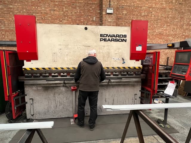 Edwards Pearson PR 3 100 Ton x 3m CNC Press Brake Year 2001