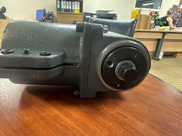 Used Vertex VHA-R8-M right angle head for turret mill (4881)